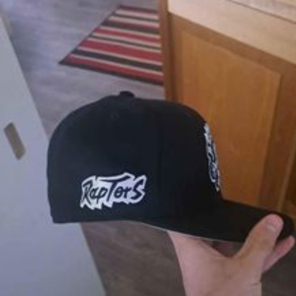 Toronto raptors hat - Picture 3 of 4